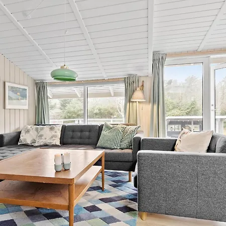 3 Bedroom Amazing In Aakirkeby 別荘