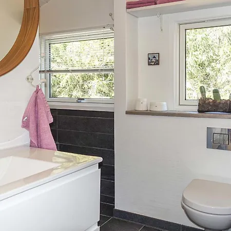3 Bedroom Amazing In Aakirkeby Hébergement de vacances *